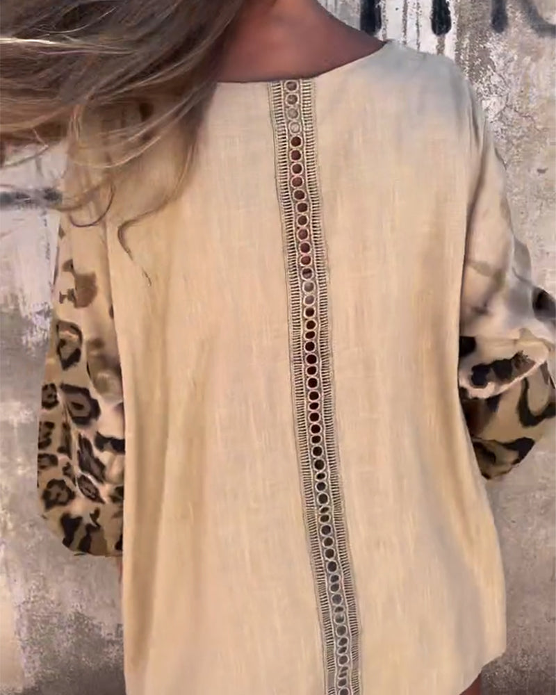 T-shirt med afslappet leopardprint og rund hals