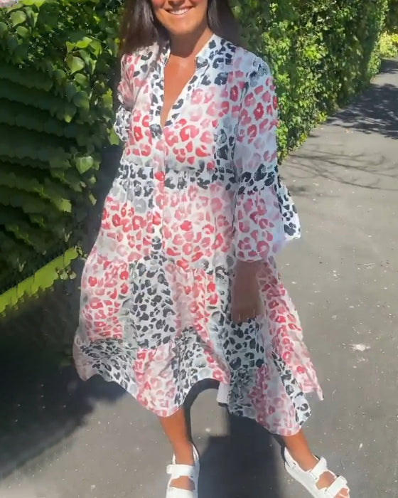 V-halset kjole med flæser og print