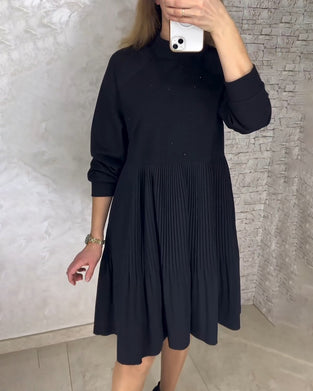 Ensfarvet kjole med høj hls