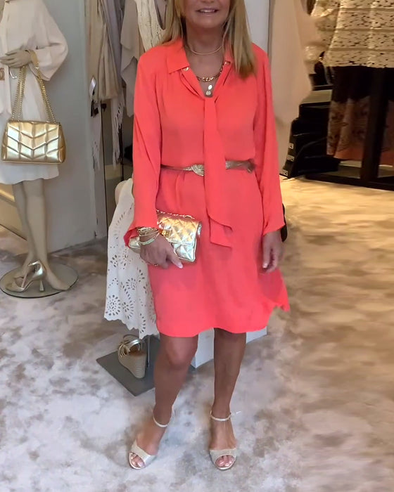 Ensfarvet kjole med bindestrop