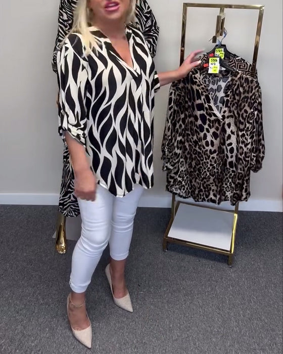 Afslappet bluse med V-udskæring