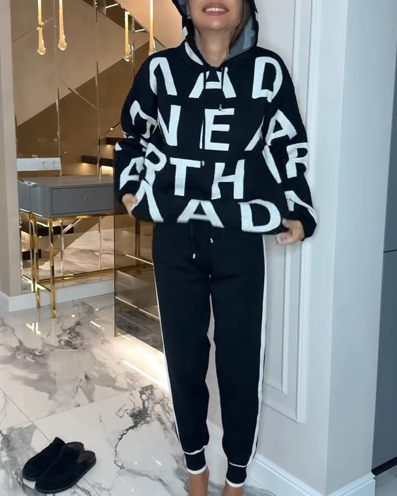 Todelt Sæt Med Hætte Og Bogstavsprint