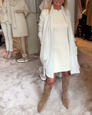 Enkel ensfarvet elegant sweaterkjole