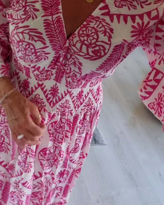 Elegantmønstret plisseret kjole med klokkeærmer