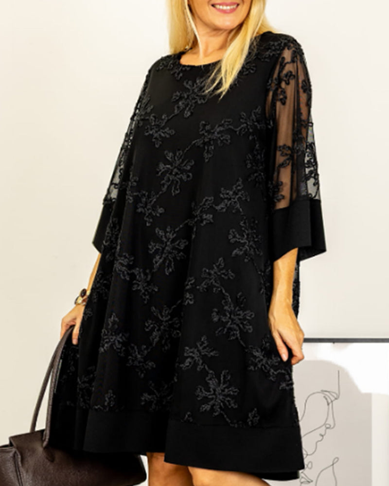 Ensfarvet Broderet Kjole Med Rund Halsudskæring