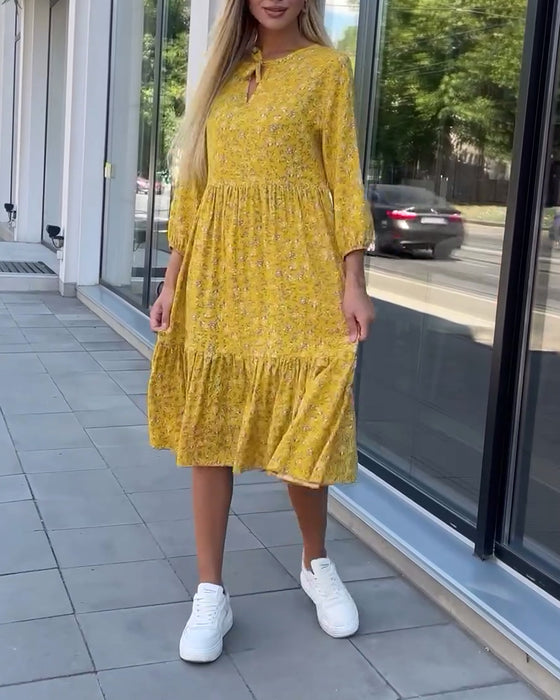 Frisk gul blomsterkjole med plisseret panel