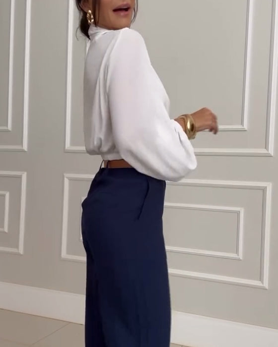 Stilfuld hvid  bluse med lanterneærmer og V-udskæring