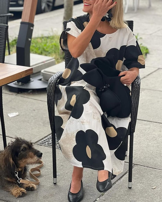 Kjole med store animerede blomstermotiver