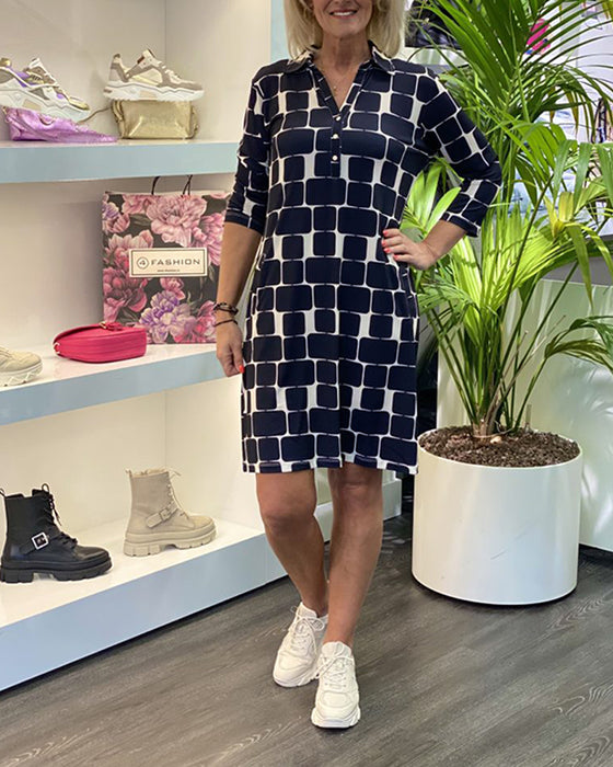 Kjole med opslået krave med ternet print