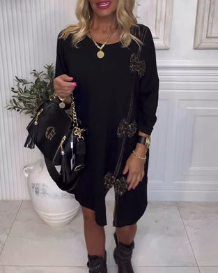 Moderne Ensfarvet Kjole Med Slålsedesign