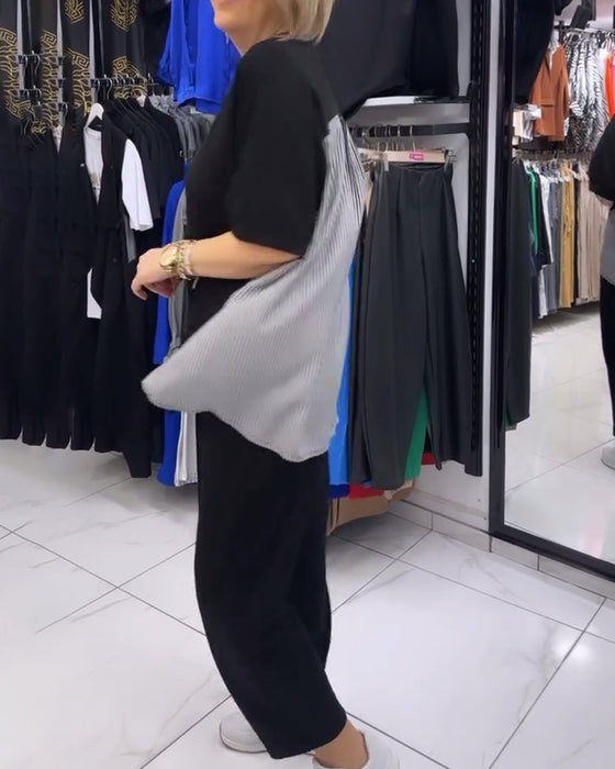 Afslappet sort bluse med nålestribet ryg