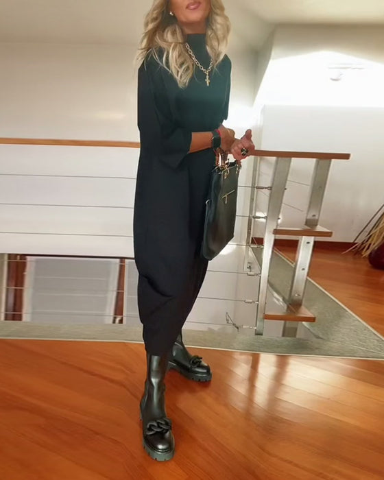 Ensfarvet afslappet kjole med høj hals