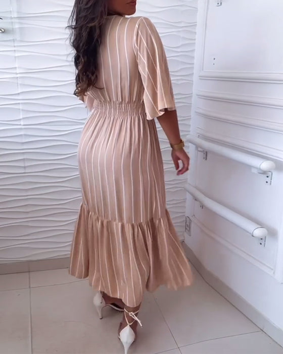 Stribet kjole med taljebinding