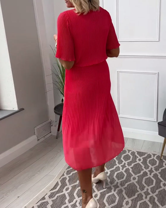 V-halset rød kjole med plisseret nederdel