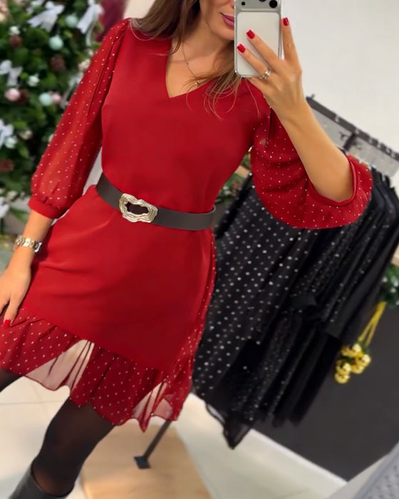 Stilfuld Kjole Med V-Hals Og Patchwork