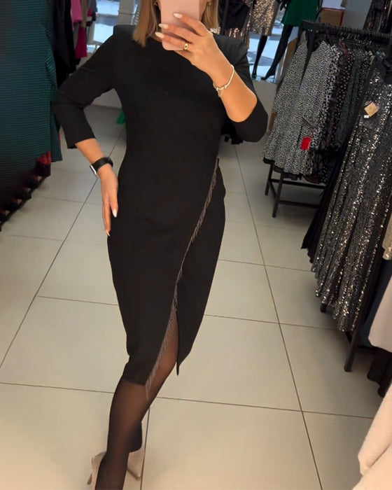 Kjole med skrå slids og rund hals