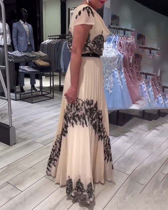 Elegant plisseret kjole med vintageprint