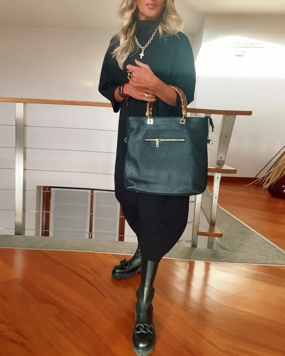 Ensfarvet afslappet kjole med høj hals