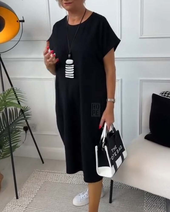 Sort kortærmet kjole med 'HOPE' motiv