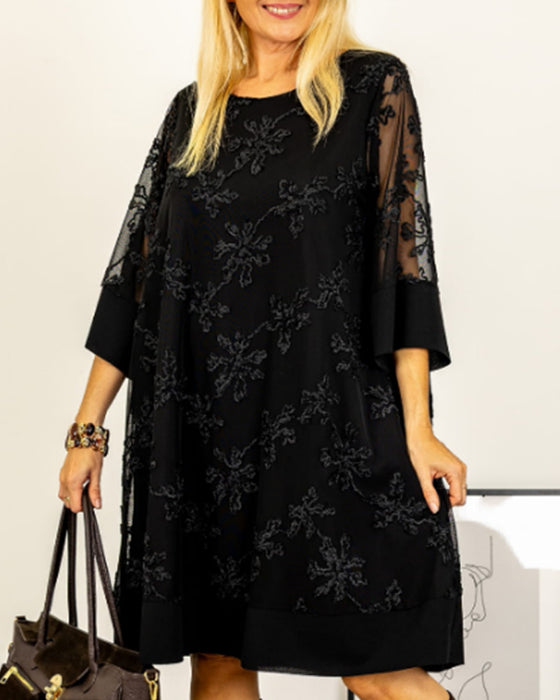 Ensfarvet Broderet Kjole Med Rund Halsudskæring