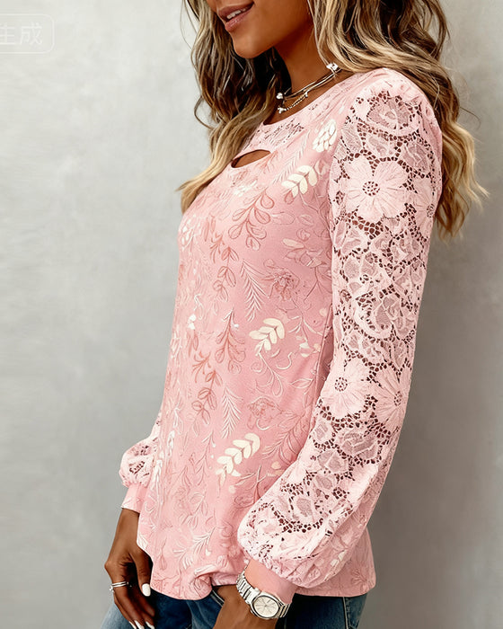 Moderne Bluse Med Udskæringer Og Patchworkdetaljer