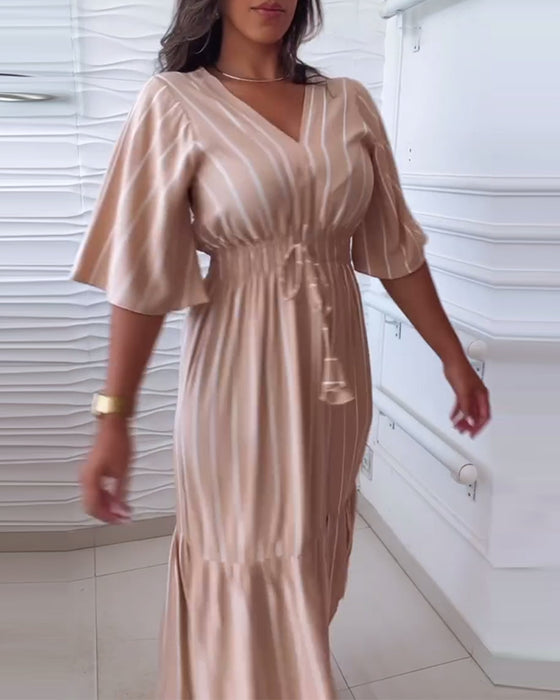 Stribet kjole med taljebinding