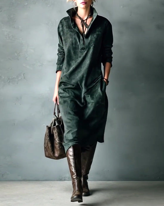 Elegant kjole i ensfarvet med lomme