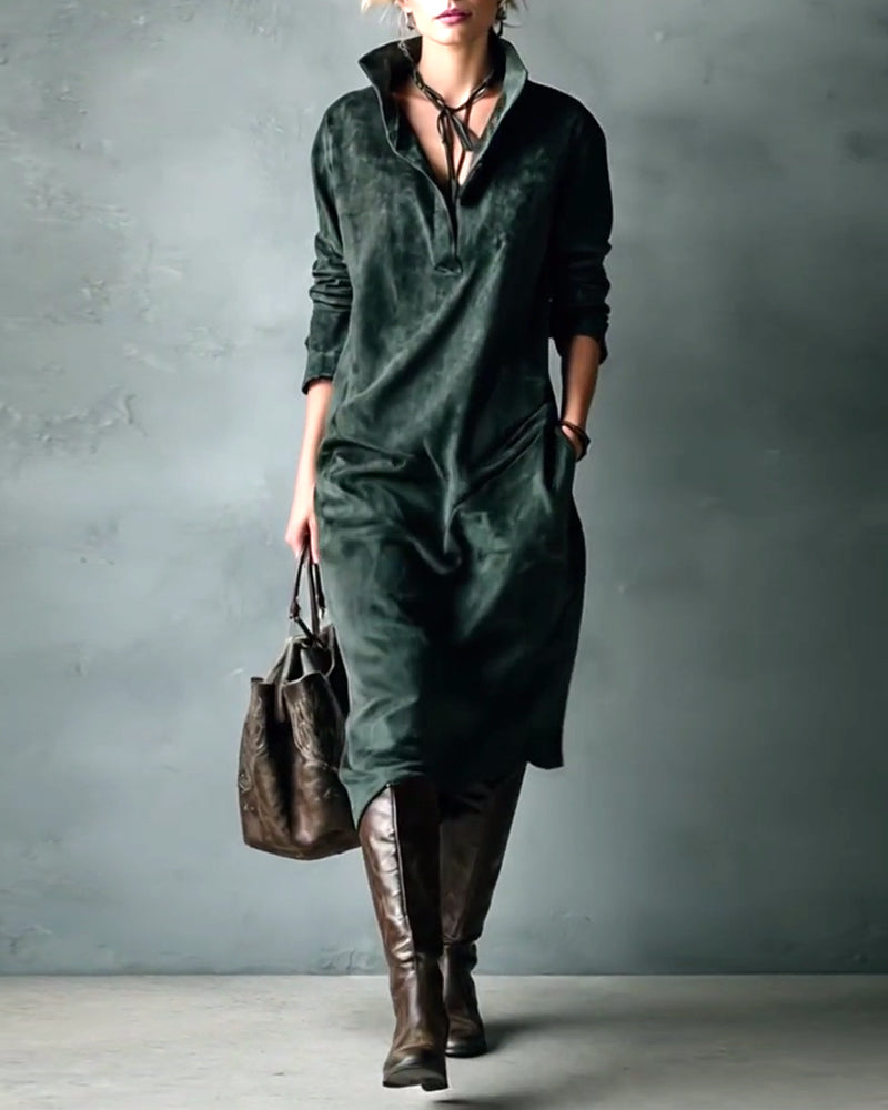 Elegant kjole i ensfarvet med lomme