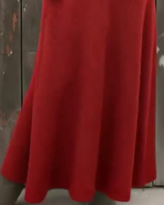 Ensfarvet Kjole Med Høj Halsudskæring Og Stilfuld Design