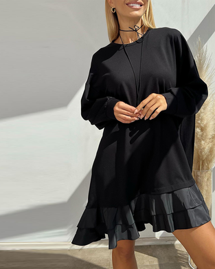 Løs ensfarvet kjole med lagopdelt skørt