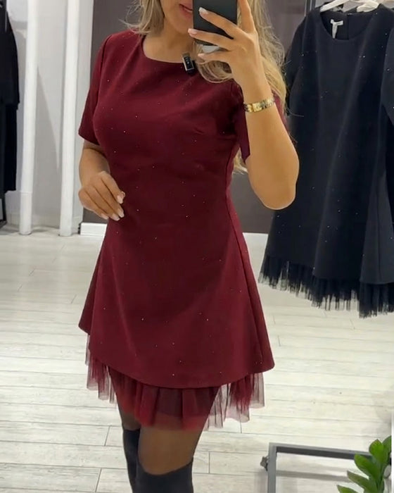 Elegant kjole med glitrende mesh-patchwork