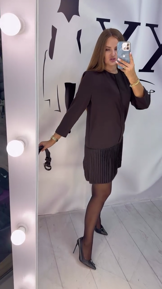 Kjole Med Trekvartærmer Og Harmonikafolder