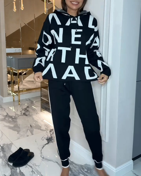 Todelt Sæt Med Hætte Og Bogstavsprint