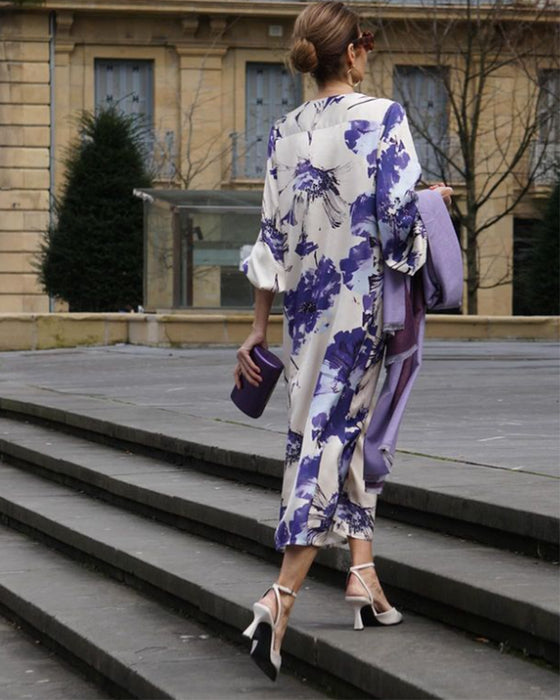 Elegant kjole med V-udskæring og print