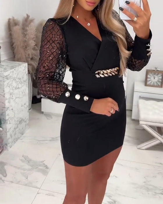 Kjole Med V-Udskæring Kædeknapper Og Meshpatchwork