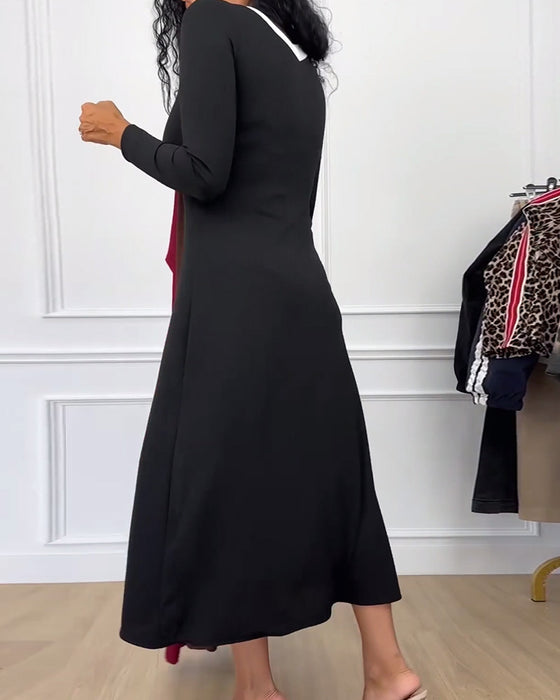 Elegant kjole med v-udskæring og hvid midterstribe