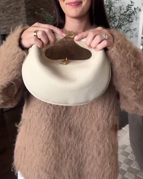 Ensfarvet elegant halvmåneformet skuldertaske