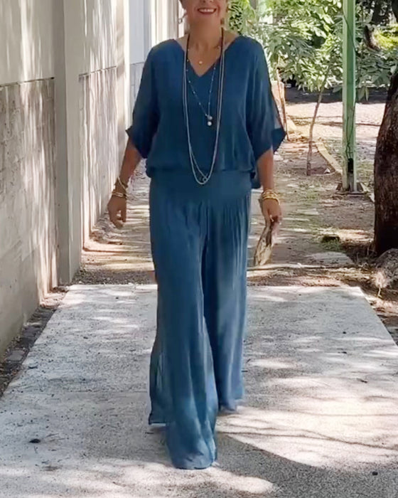 Ensfarvede bukser og bluse med V-udskæring | To-delt sæt