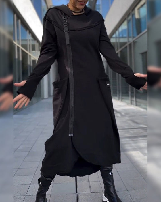 Sort kjole med lynlås- og spænde design