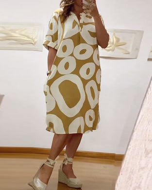 Afslappet kjole med v-udskæring og cirkelmønstret top