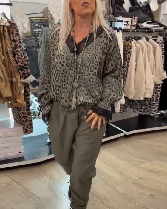 Stilfuld leopardprint bluse med blonde V-udskæring