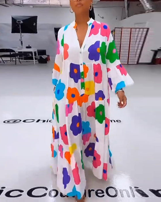 Afslappet skjortekjole med farverigt blomstermotiv