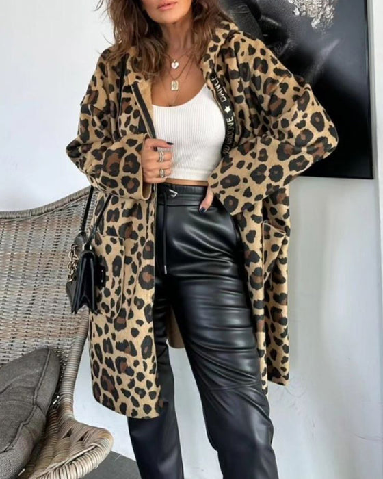 Afslappet frakke med hætte og leopardprint