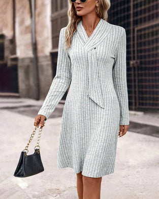 Elegant formsyet kjole med ribmønster