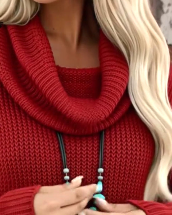 Ensfarvet Kjole Med Høj Halsudskæring Og Stilfuld Design