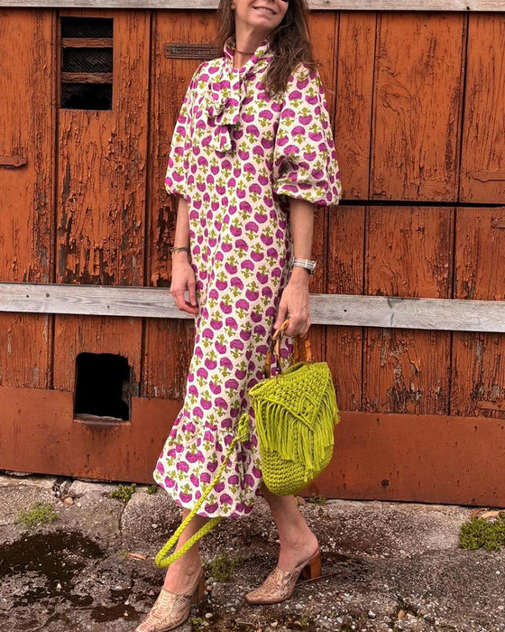 Elegant kjole med båndkrave og print