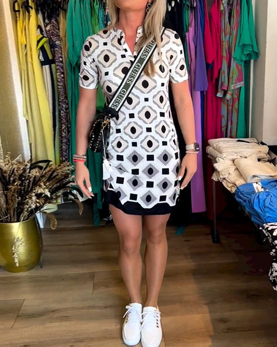 V-halset kortærmet kjole med print