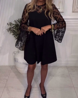 Ensfarvet Kjole Med Klokkearmer Og Patchworkdetaljer