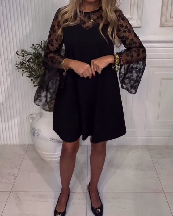 Ensfarvet Kjole Med Klokkearmer Og Patchworkdetaljer