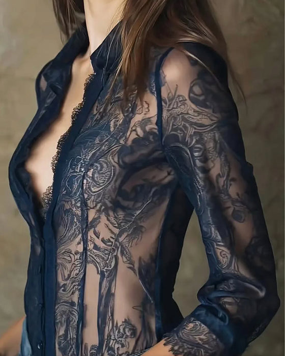 Bluse med moderigtig blondekant og tryk